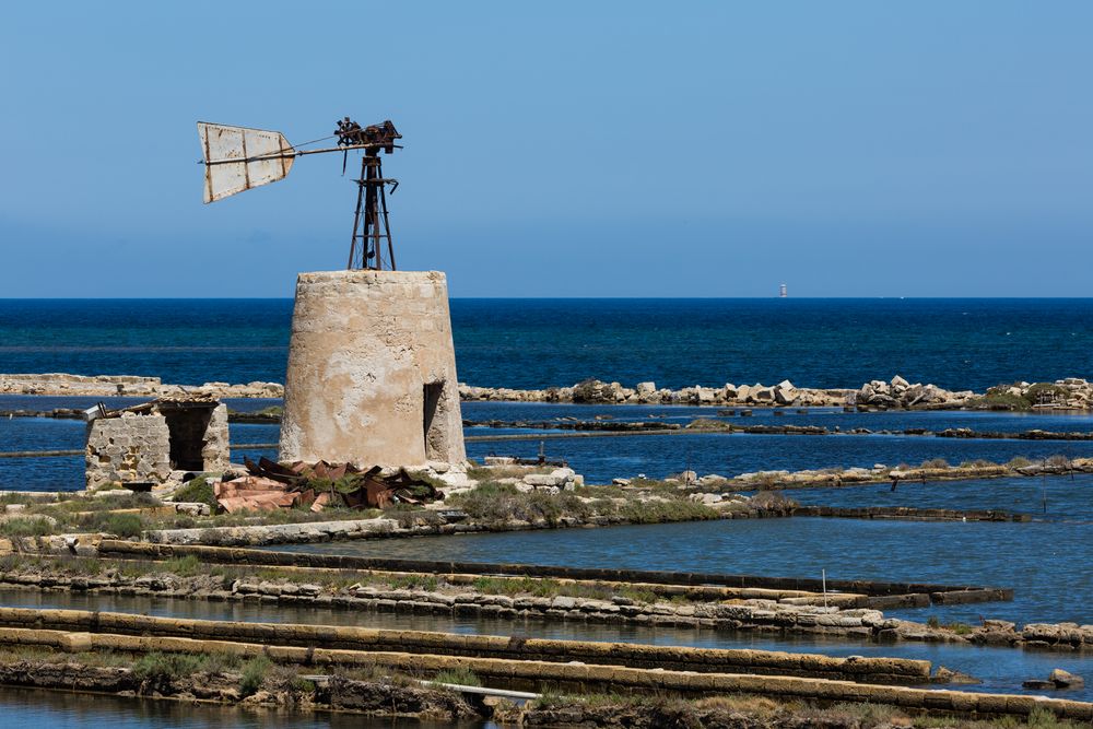 Salzgärten und das Wrack einer Windmühle