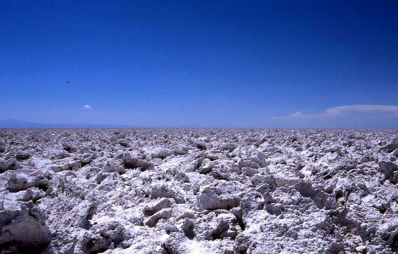 Salzkristalle bis zum Horizont der Atacama