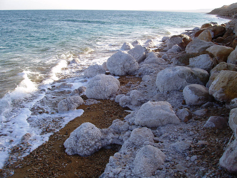 Salzkrustensteine am Toten Meer