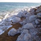 Salzkrustensteine am Toten Meer