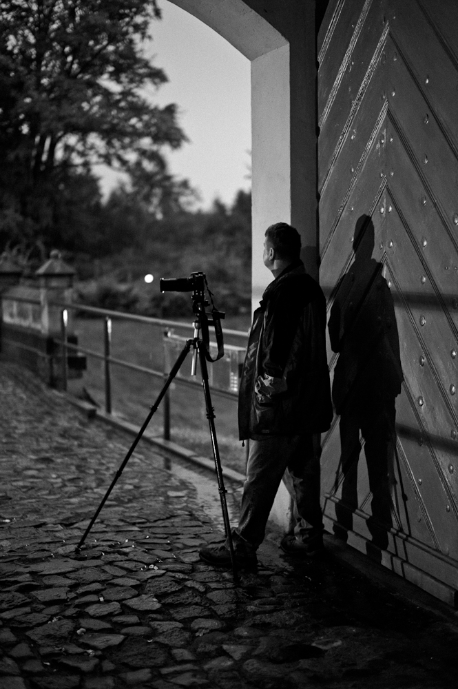 Salzländer Nachtfotografierer beim Warten auf das Ende des Regens