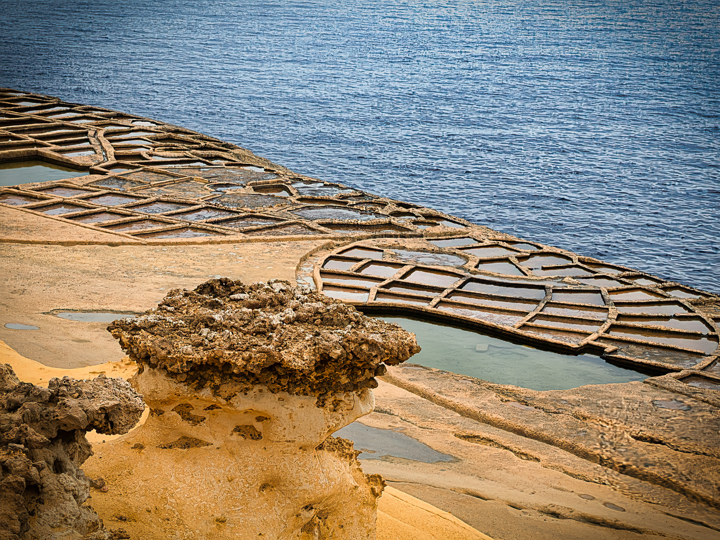 Salzpfannen von Xwejni Bay auf Gozo 