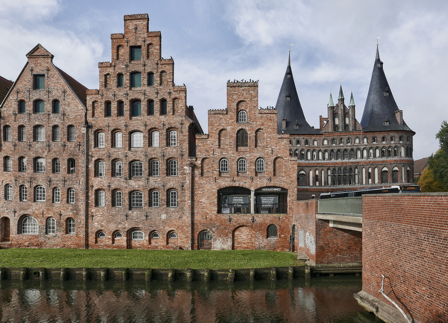 Salzspeicher vor Holstentor