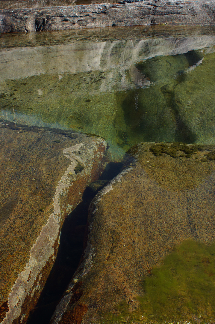 Salzwasserpool an der Küste von Senja