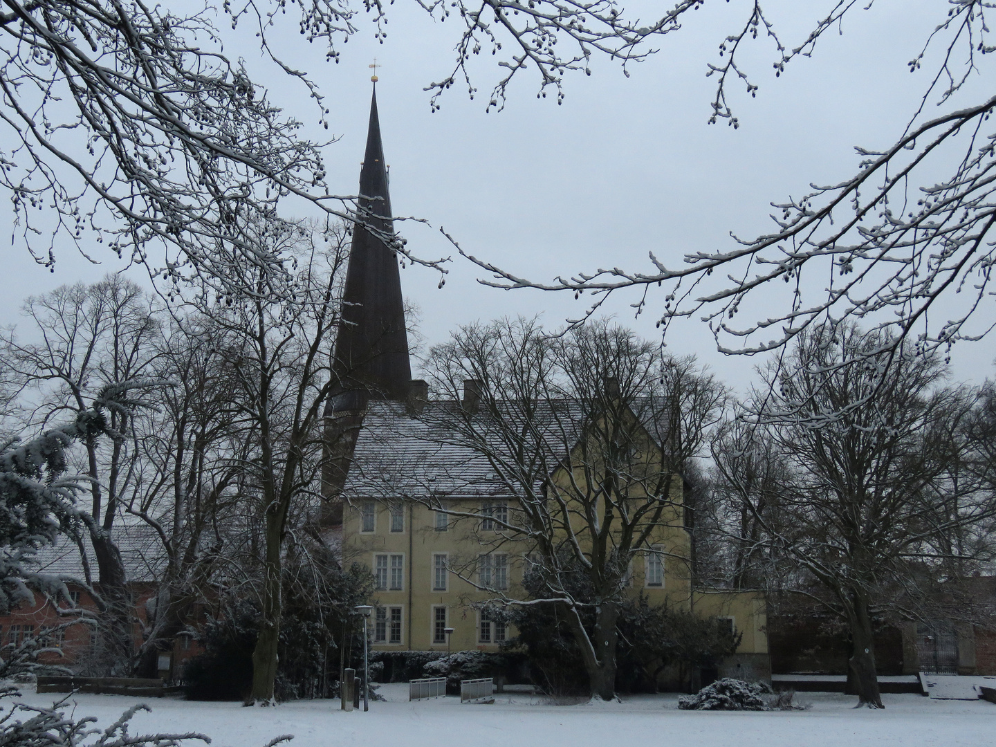 Salzwedel - Rückfront der Propstei mit Turm von St. Marien 