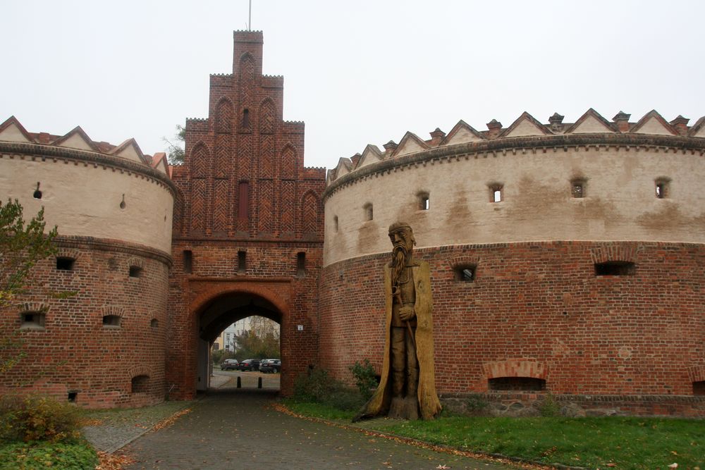 Salzwedeler Tor mit Torwächter in Gardelegen