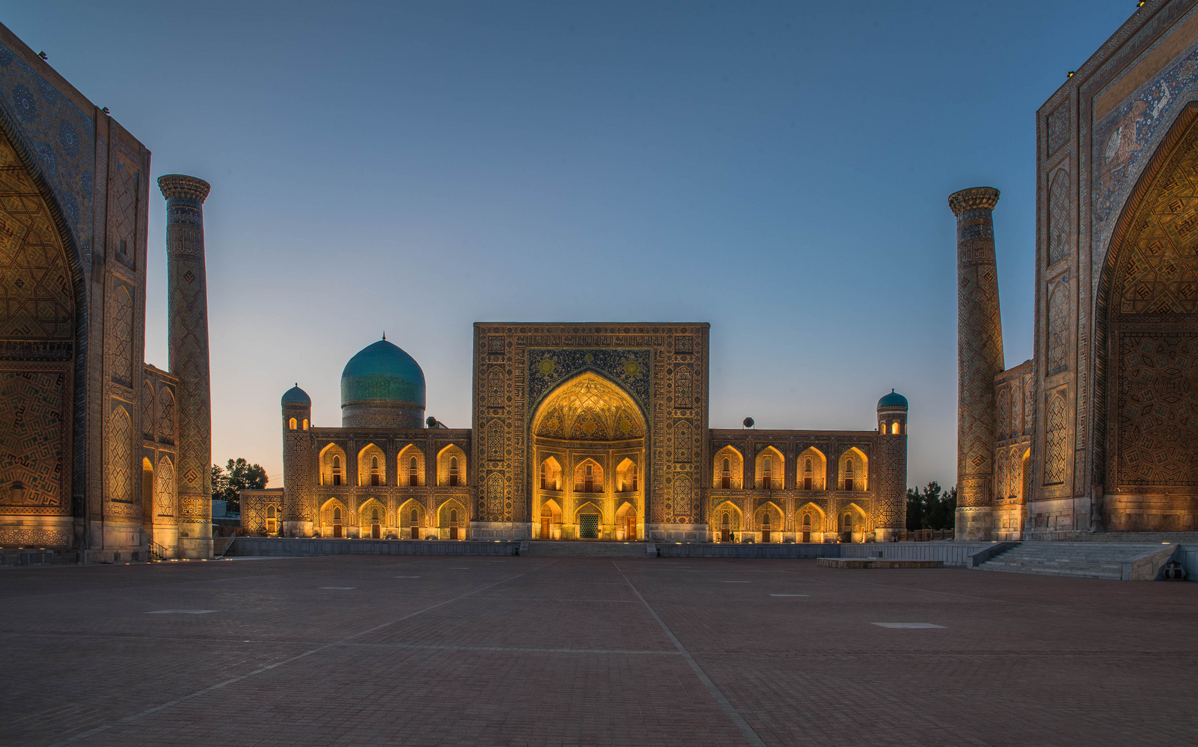 Samarkand - Registan-Platz im Licht des Orients