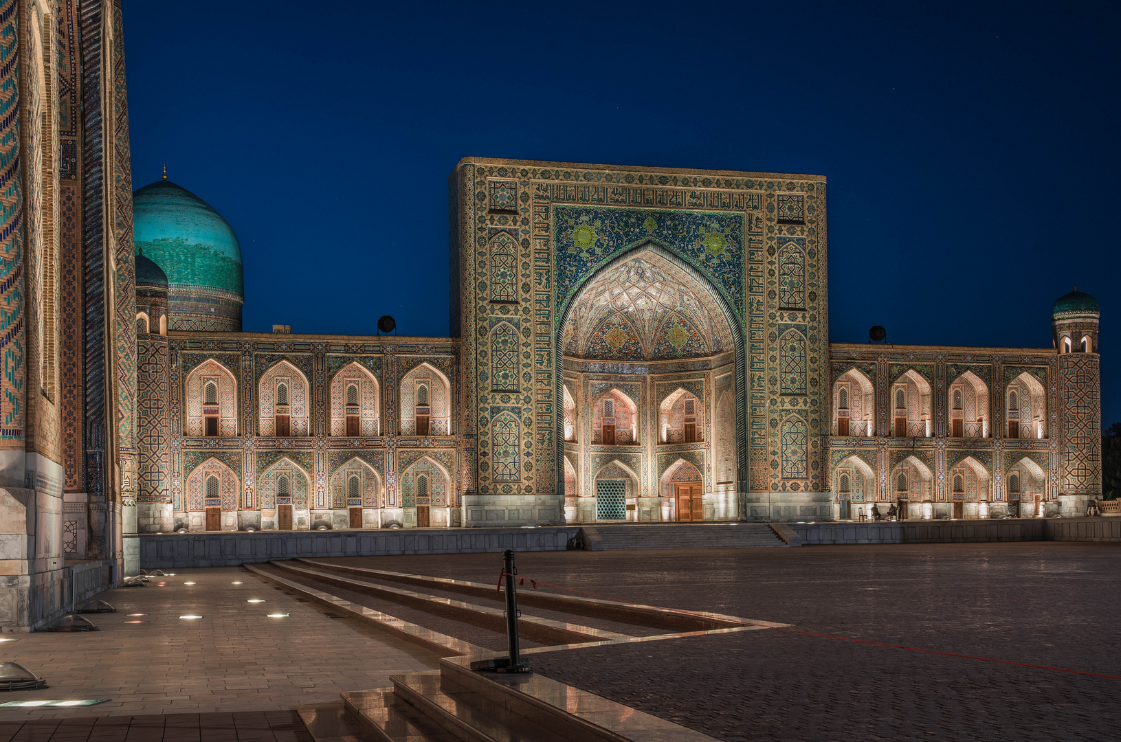 Samarkand - Tilya-Kori-Medrese zur blauen Stunde