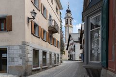 Samedan_Kirche und Gasse