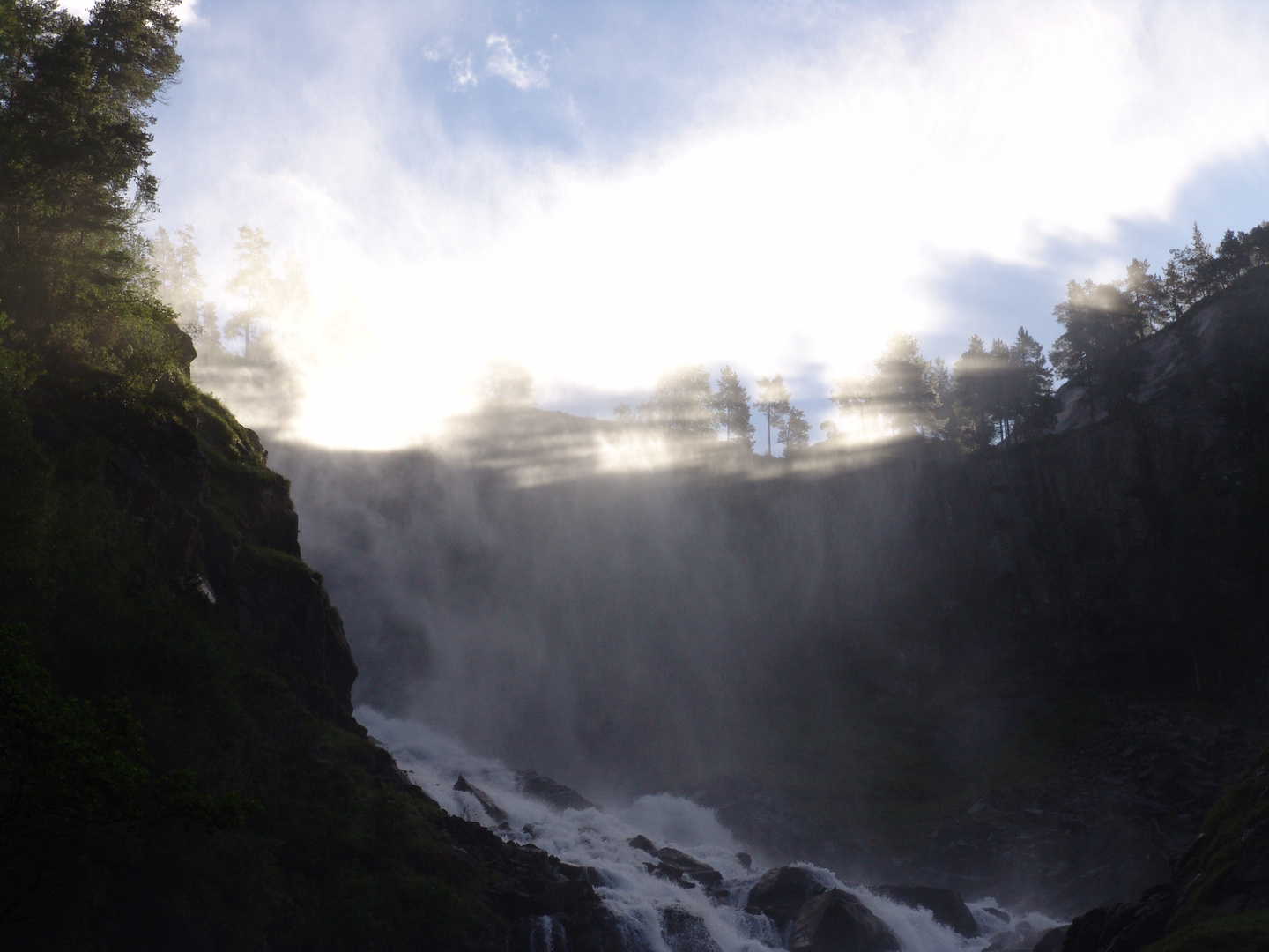 samenspel van waterval & zonlicht