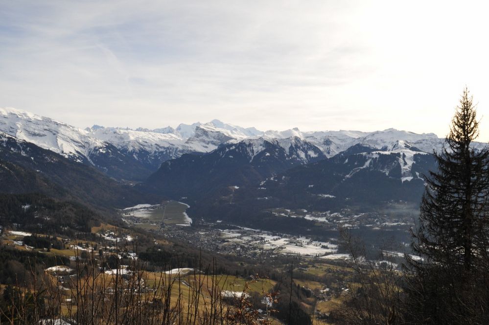 Samoens en contre bas en haut le mont blanc