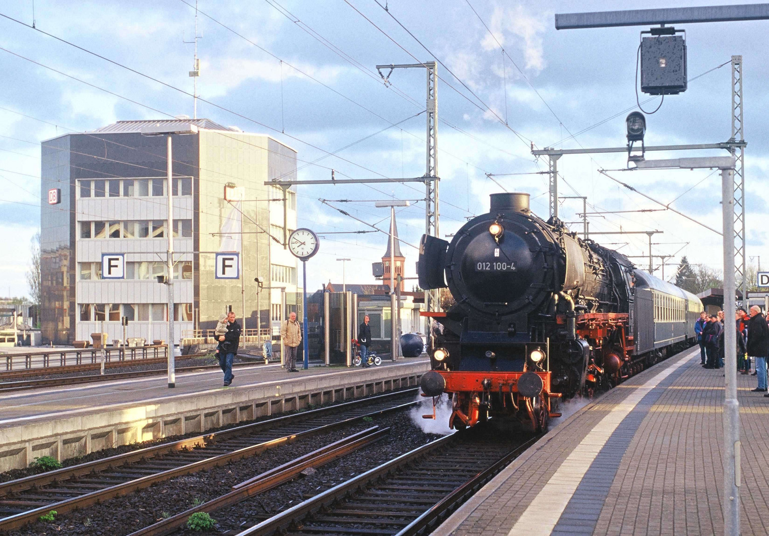 Samstag, 27.04.2002, 19.45 Uhr, Bahnhof Neumünster, Gleis 4, Sonderzug Salzwedel- Neumünster mit 012