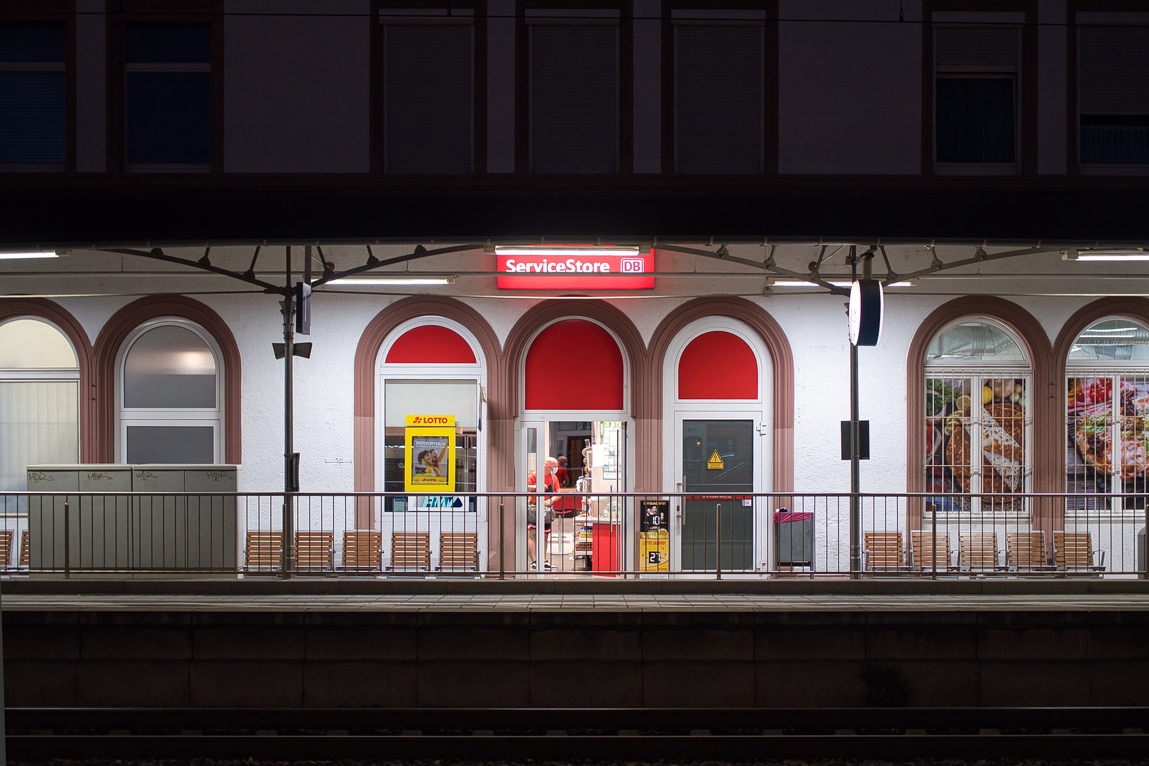 Samstag Abend am Bahnhof