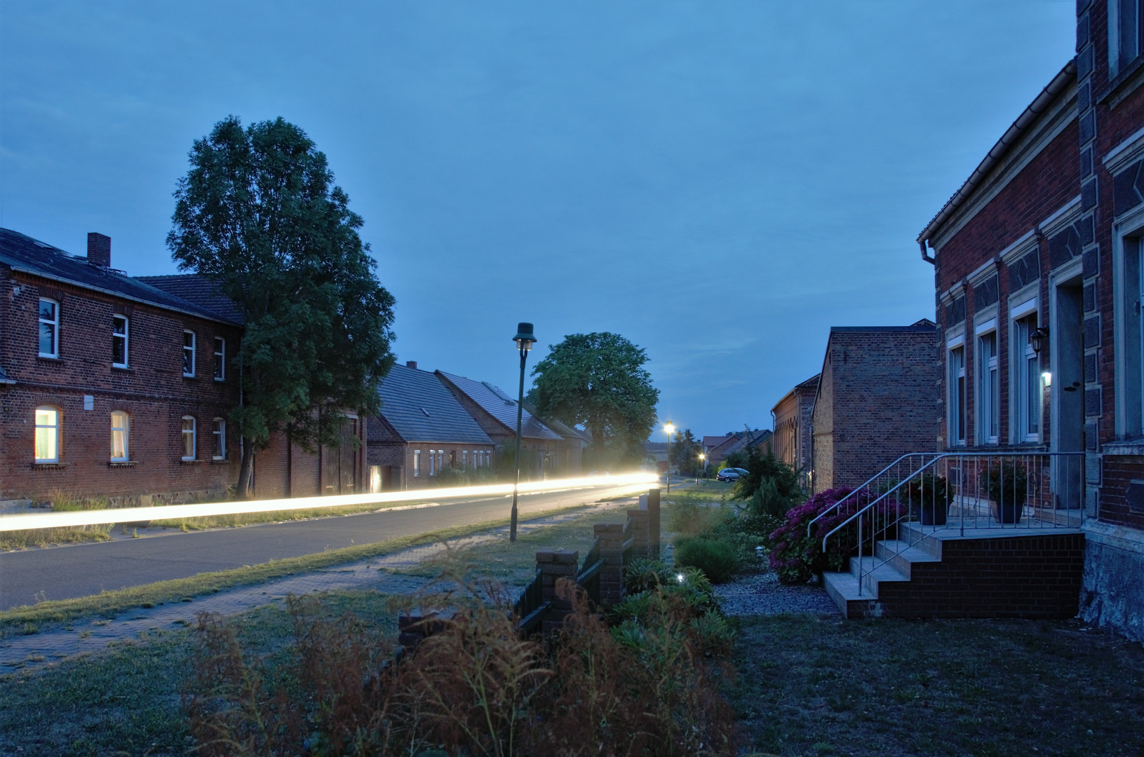 Samstag Abend auf der Dorfstraße