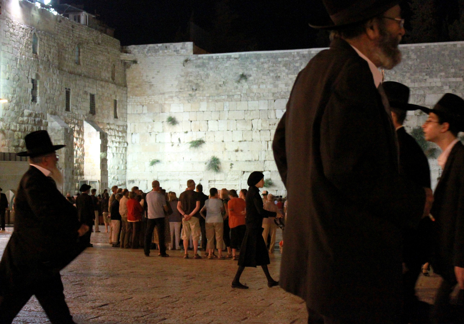 Samstag Abend vor der Klagemauer - emsiges Treiben, Juni 2010