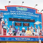 Samstag ist Zahltag - Hot-Dog Eating Contest