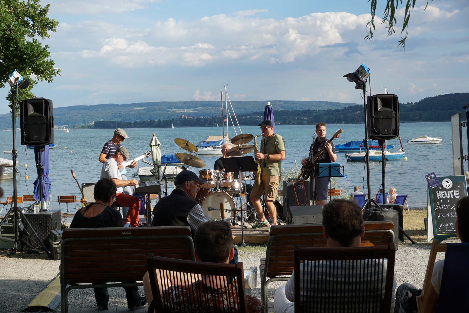 Samstagabend im Biergarten am See