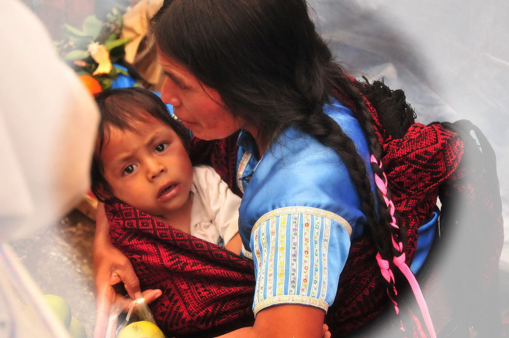 San Cristobal-mit Mama auf dem Maya Markt