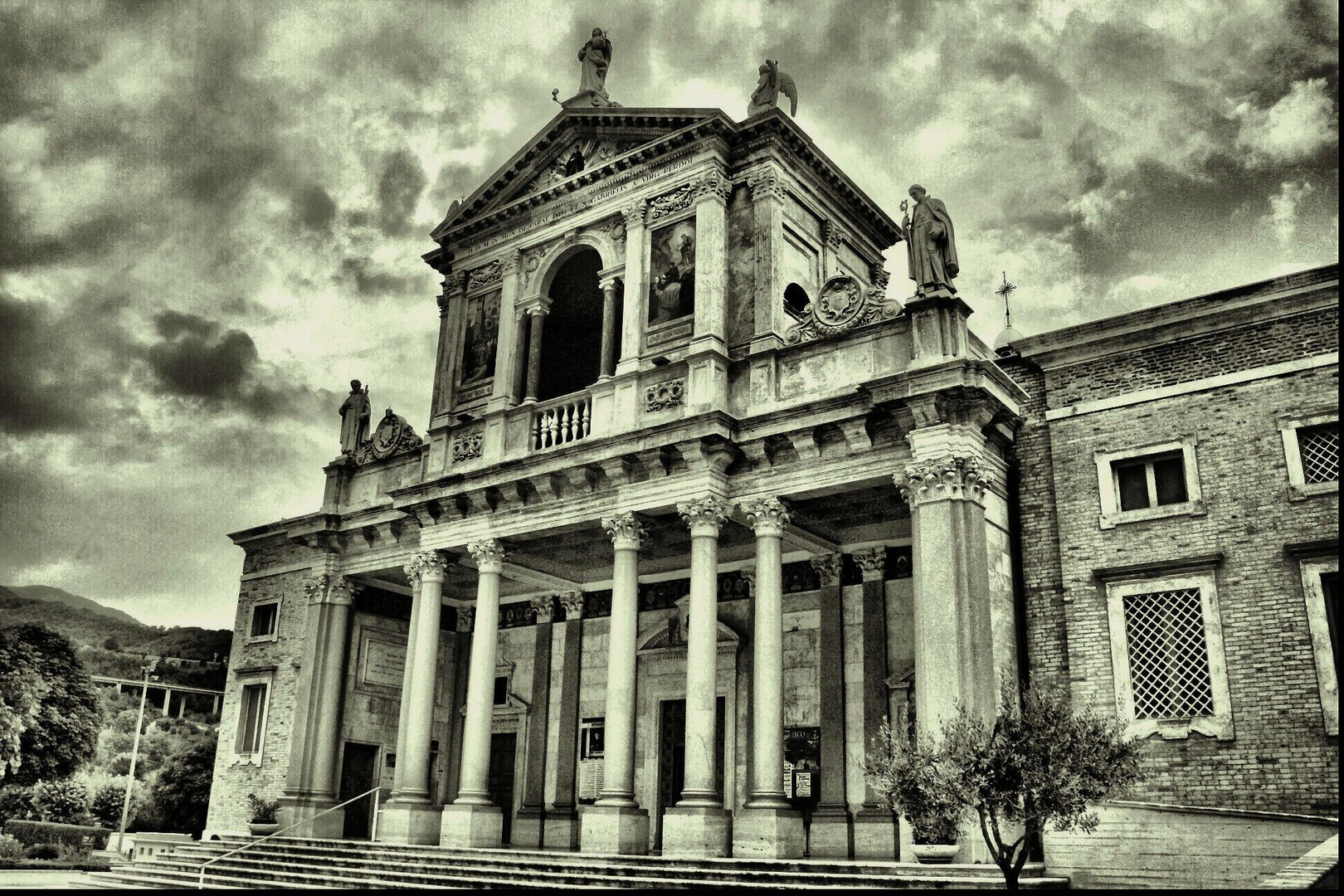 San Gabriele - Santuario -Isola del Gran Sasso d'Italia