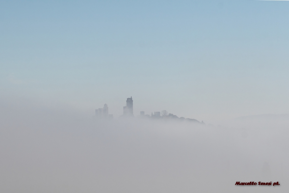 San Gimignano nella nebbia