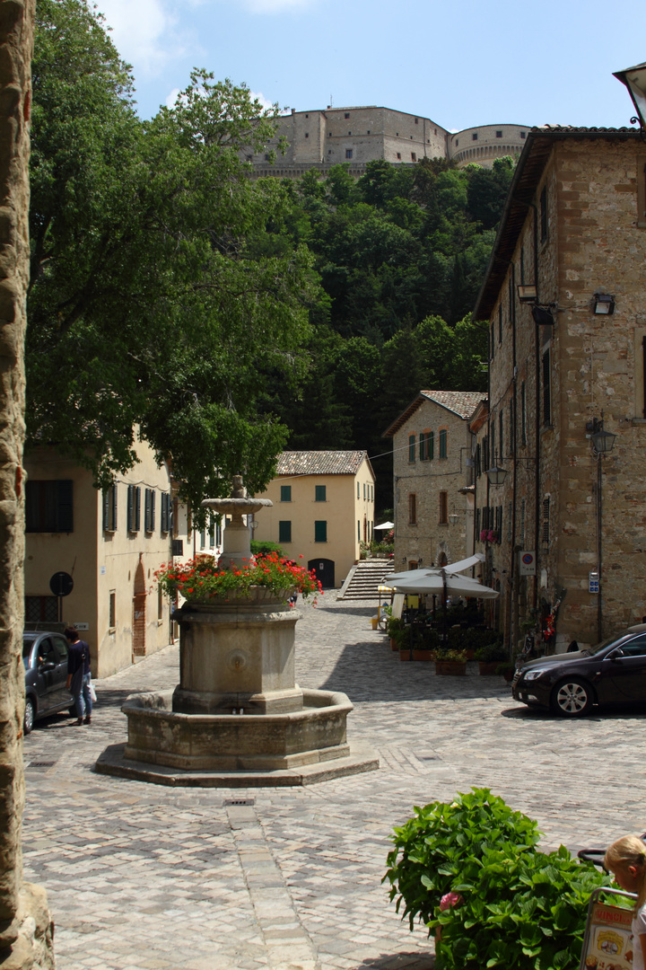 San Leo - Stadtbrunnen an der Piazza Dante Alighieri