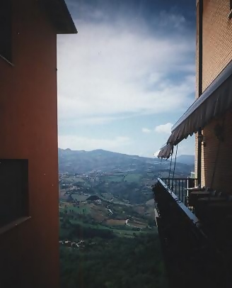 San Marino - Ausblick zwischen zwei Häusern