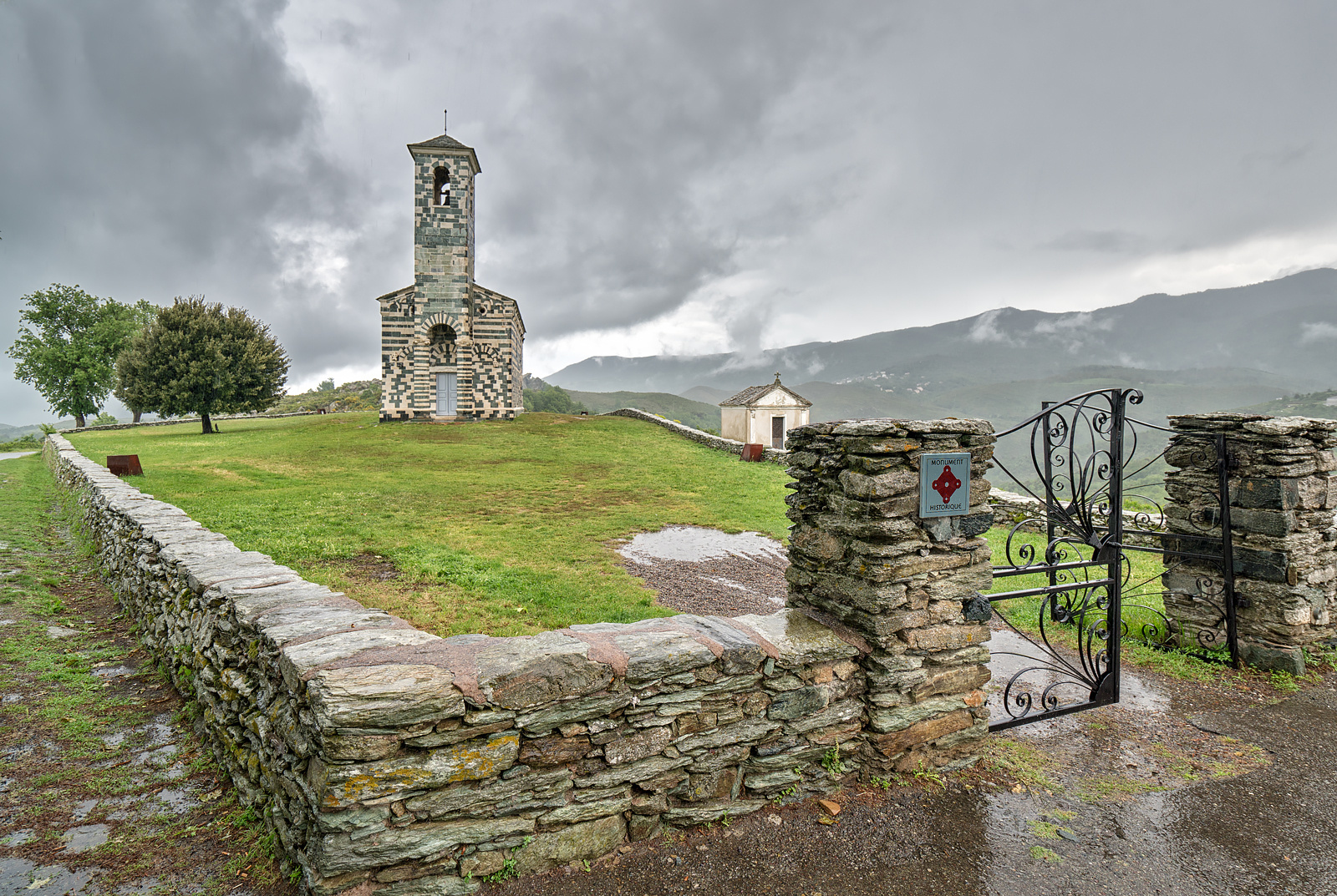 San Michele de Murato im  Regen 