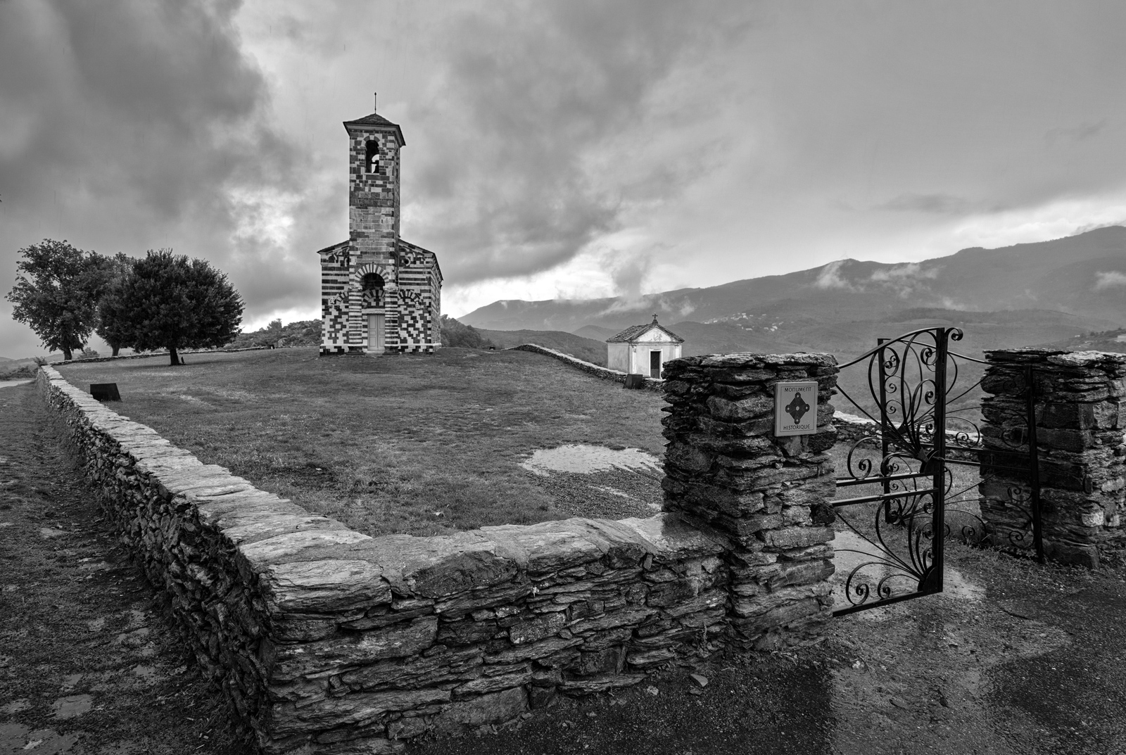 San Michele de Murato im Regen sw