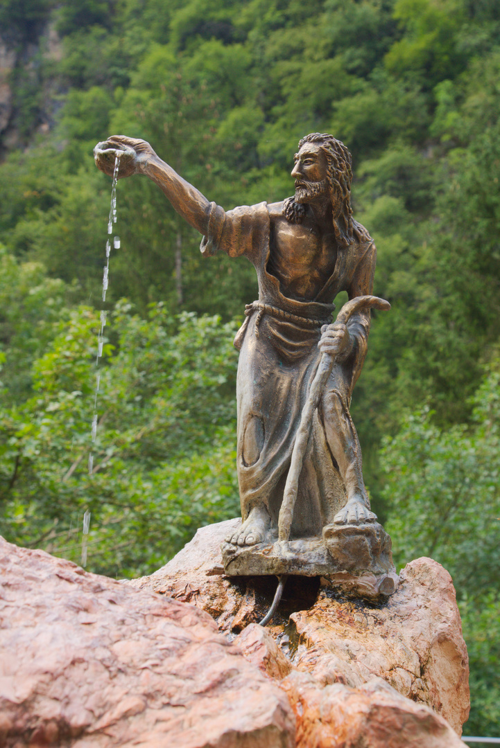 San Romedio - Der Heilige, Wasser spendend