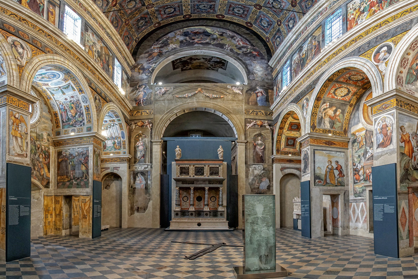 San Salvatore - Kirchenraum mit Mausoleum
