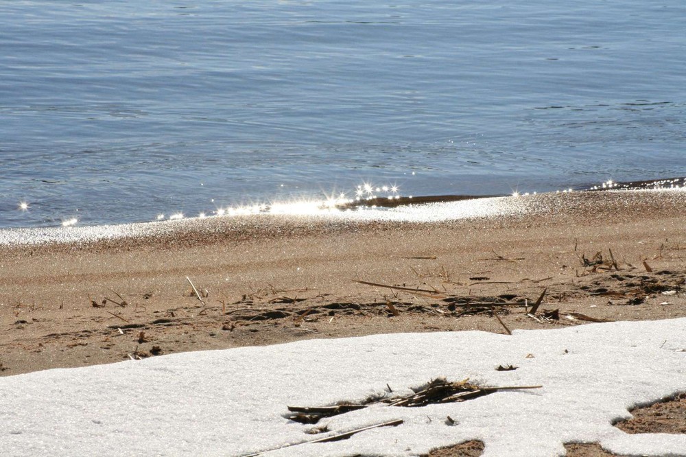 Sand - bedeckt von Schnee und Wasser