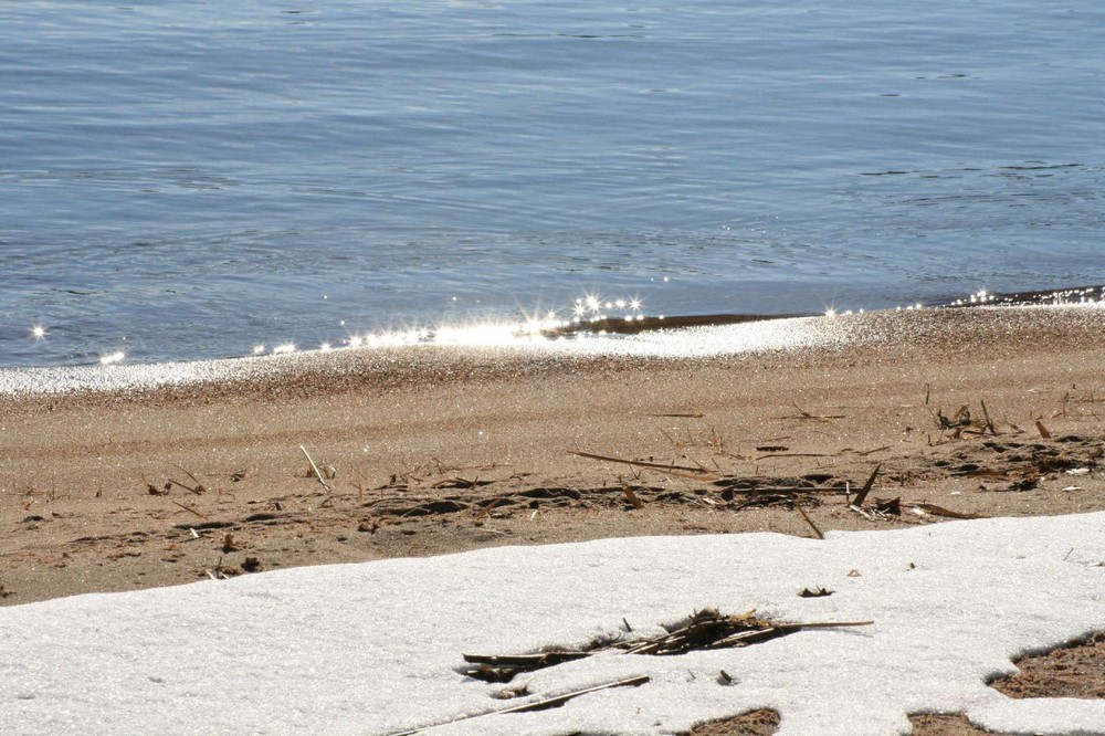 Sand - bedeckt von Schnee und Wasser von r.e.herrmann 
