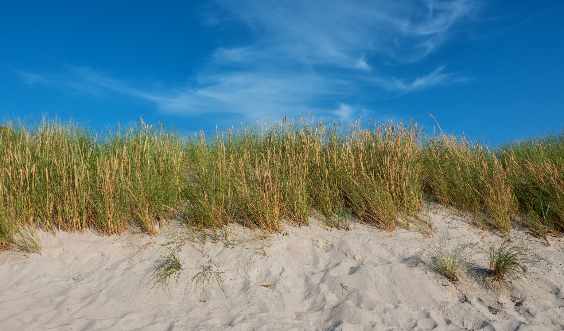 Sand, Dünen und Wolken am blauen Himmel-V2