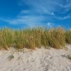 Sand, Dünen und Wolken am blauen Himmel-V2