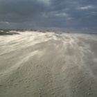 Sand fliegt über den Borkumer Nordstrand