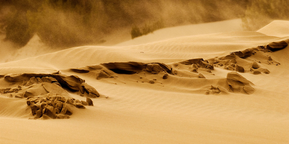 Sand liegt in der Luft