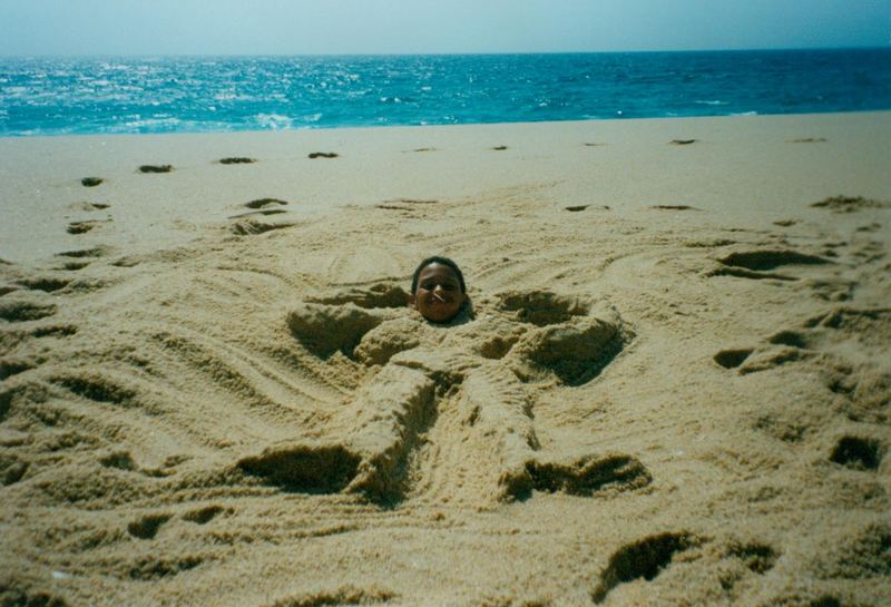 Sand, Meer und eingebuddelte Kinder