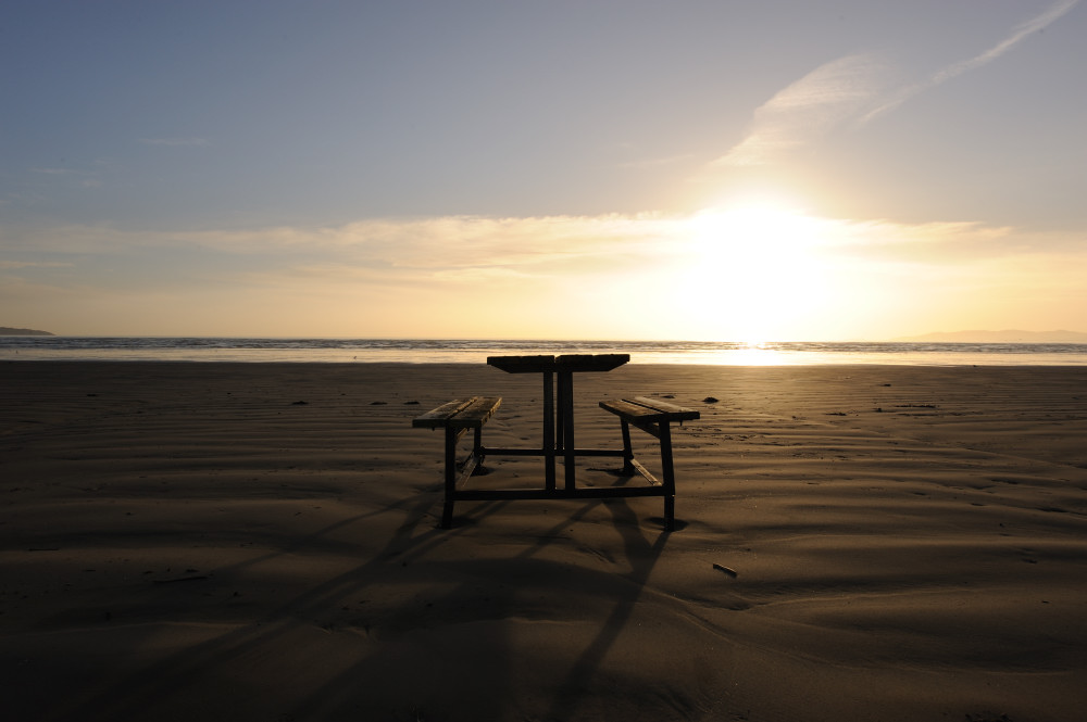 Sand , Sea & Table