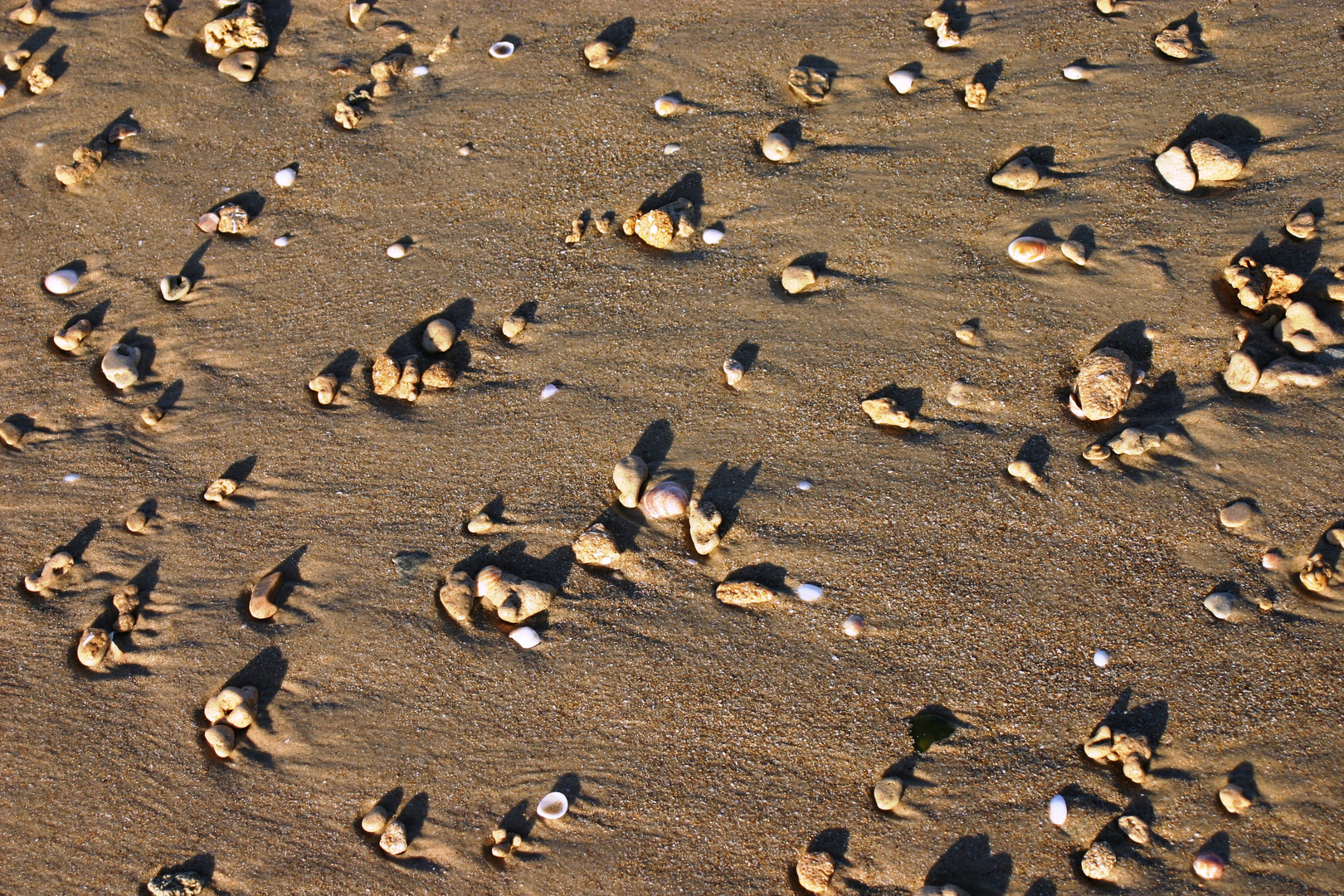 Sand - Steine - Schatten