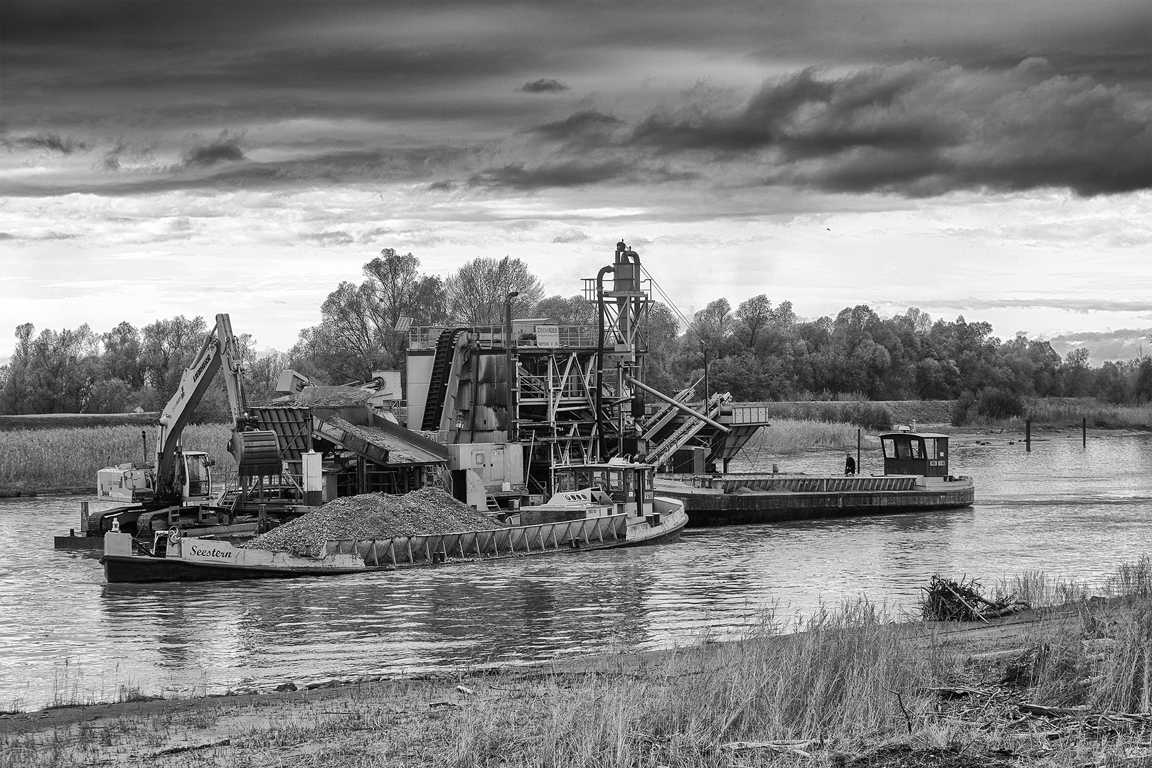 Sand- und Kiesabbau im Rhein