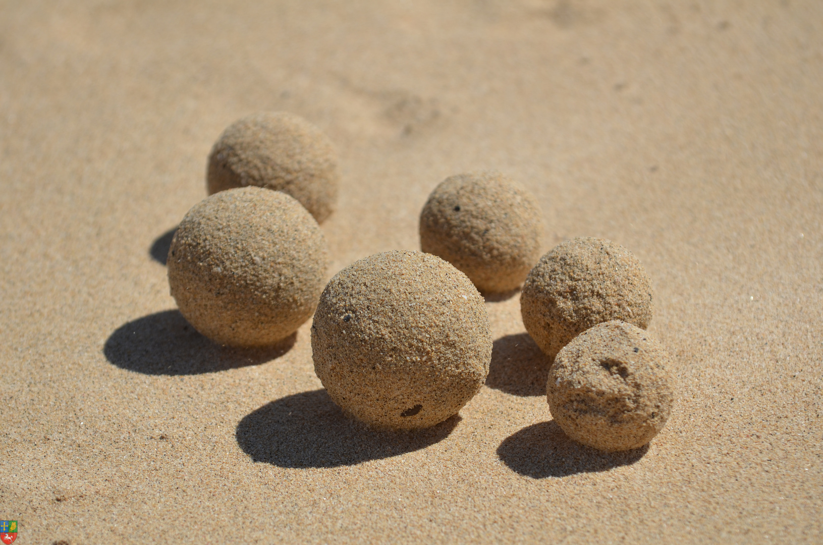 Sandbälle am Strand