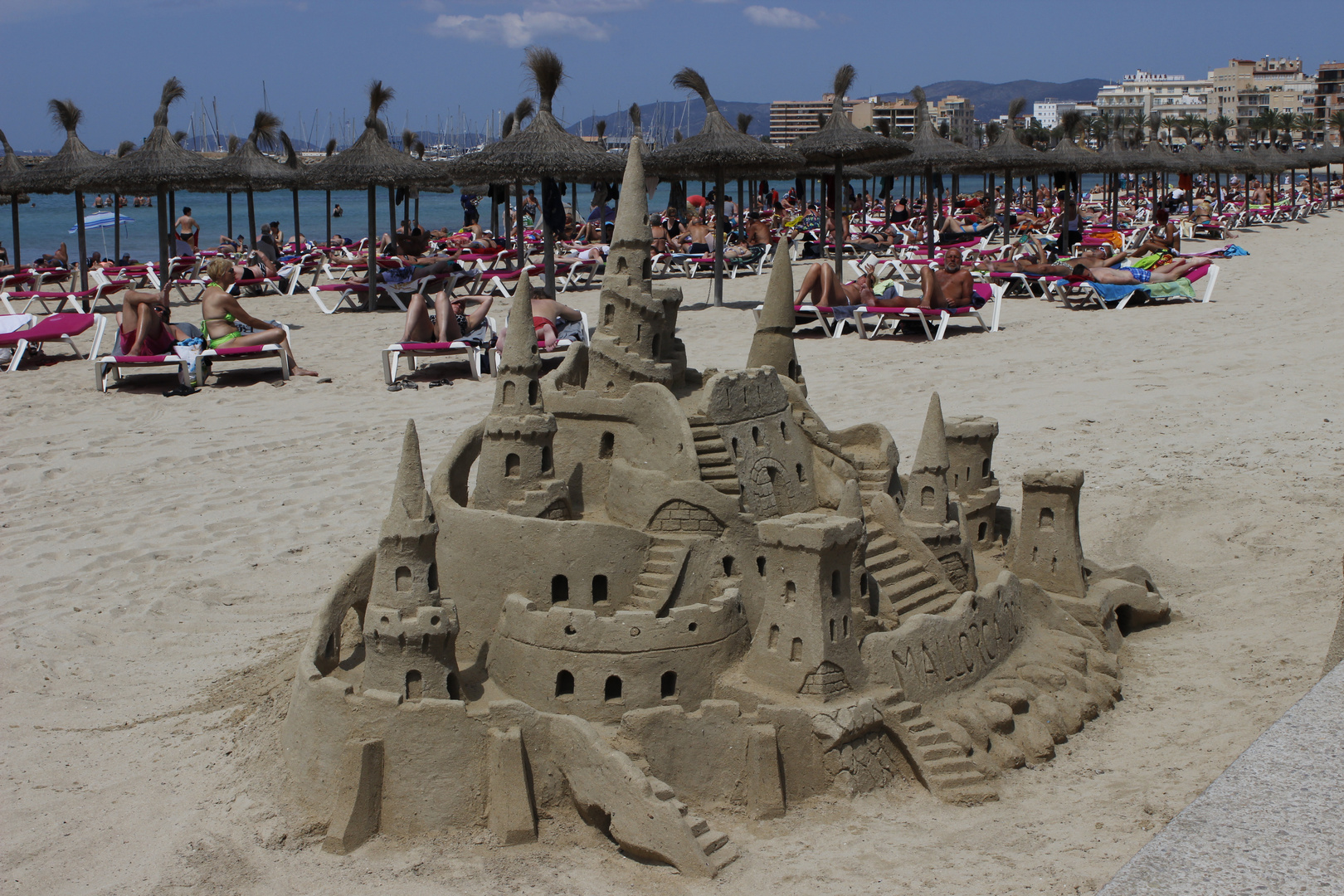 Sandburg bauen am Strand