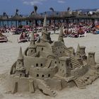 Sandburg bauen am Strand