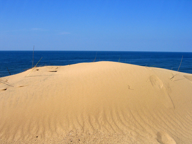 Sanddüne mit blauem Himmel