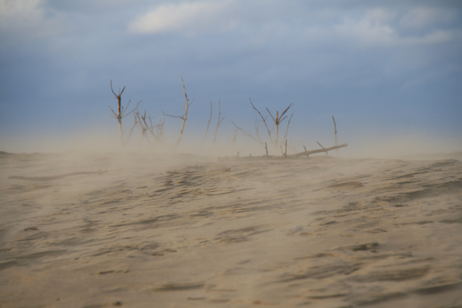 Sandflug am Leuchtturm