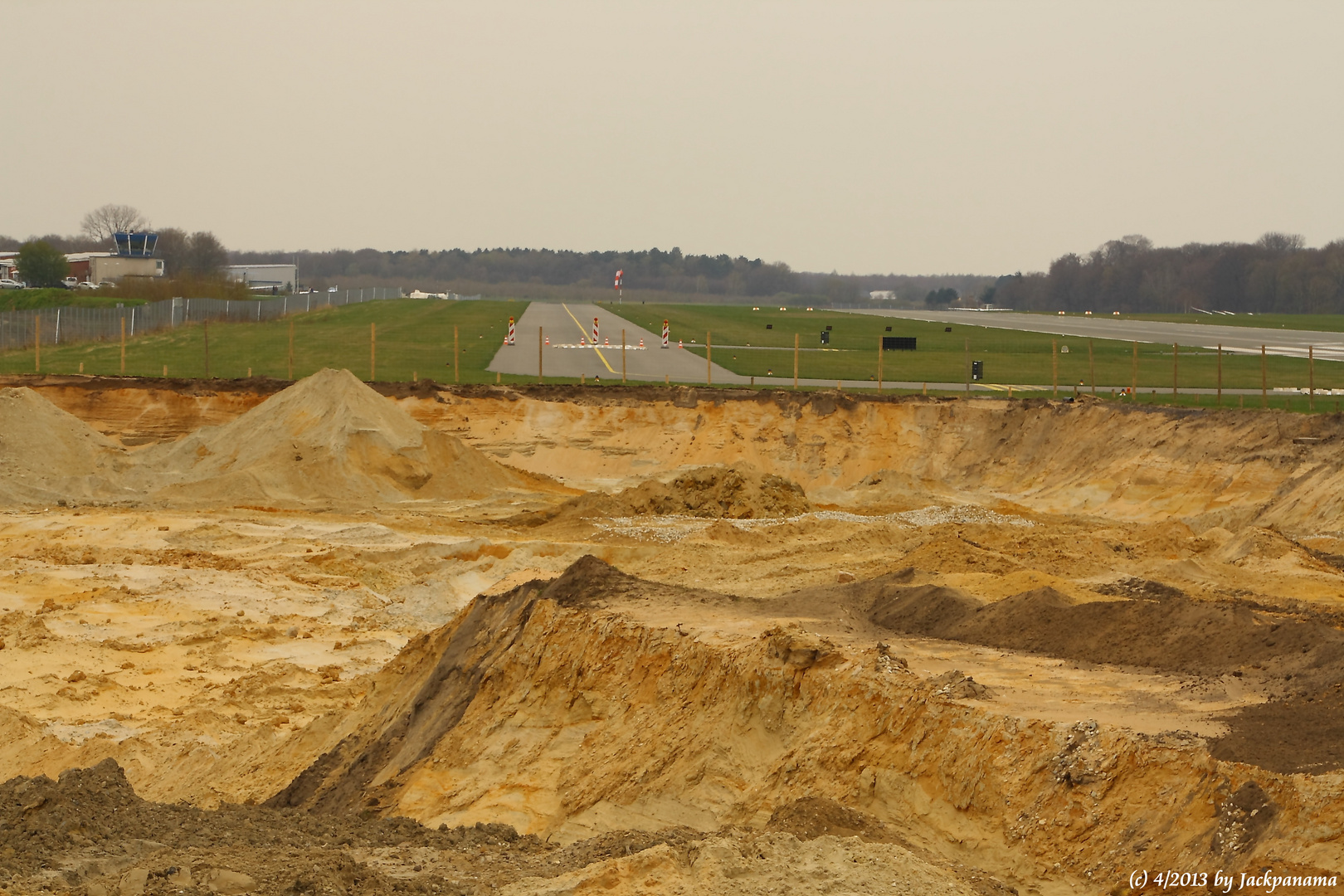 Sandgewinnung im Tagebau direkt am Flugplatz Schwarze Heide in Kirchhellen (1)