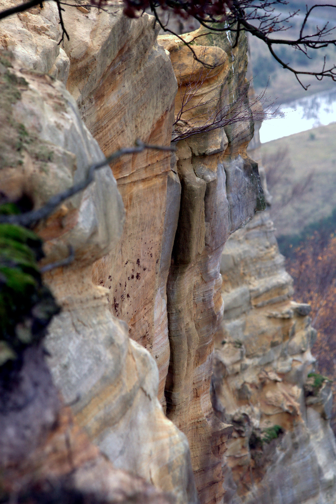 Sandgrube, angenagte Felsenwand