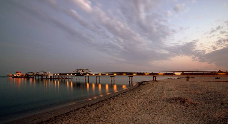 Sandhäufchen im Abendlicht