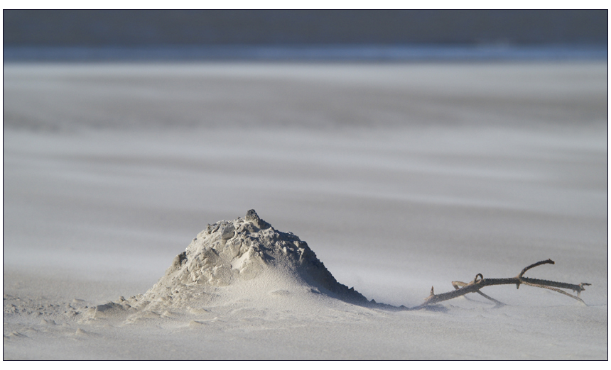 Sandhäufchen im Sandsturm am Sandstrand