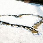 Sandherz am Schneestrand